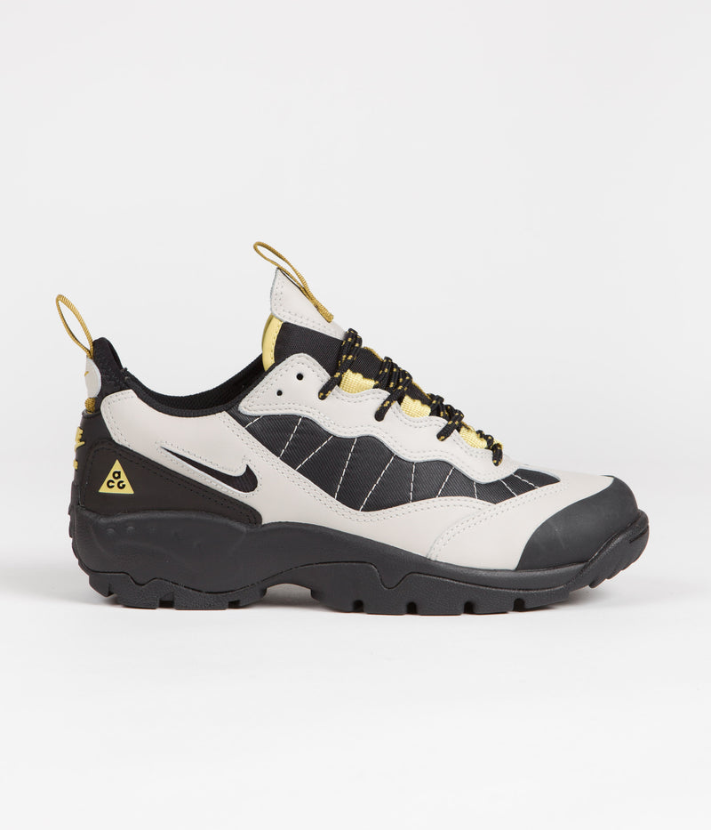 Nike ACG Air Mada Shoes in Light Bone and Black and Celery - Desert Moss