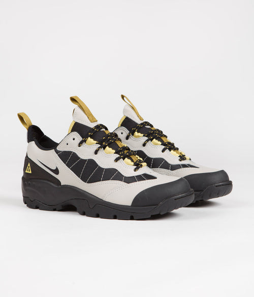 Nike ACG Air Mada Shoes in Light Bone and Black and Celery - Desert Moss