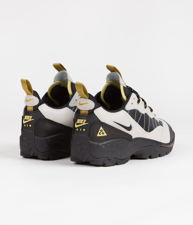 Nike ACG Air Mada Shoes in Light Bone and Black and Celery - Desert Moss