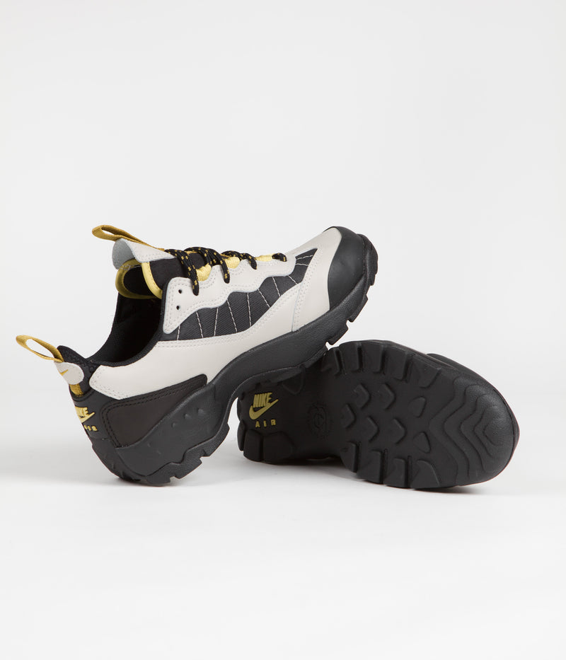 Nike ACG Air Mada Shoes in Light Bone and Black and Celery - Desert Moss