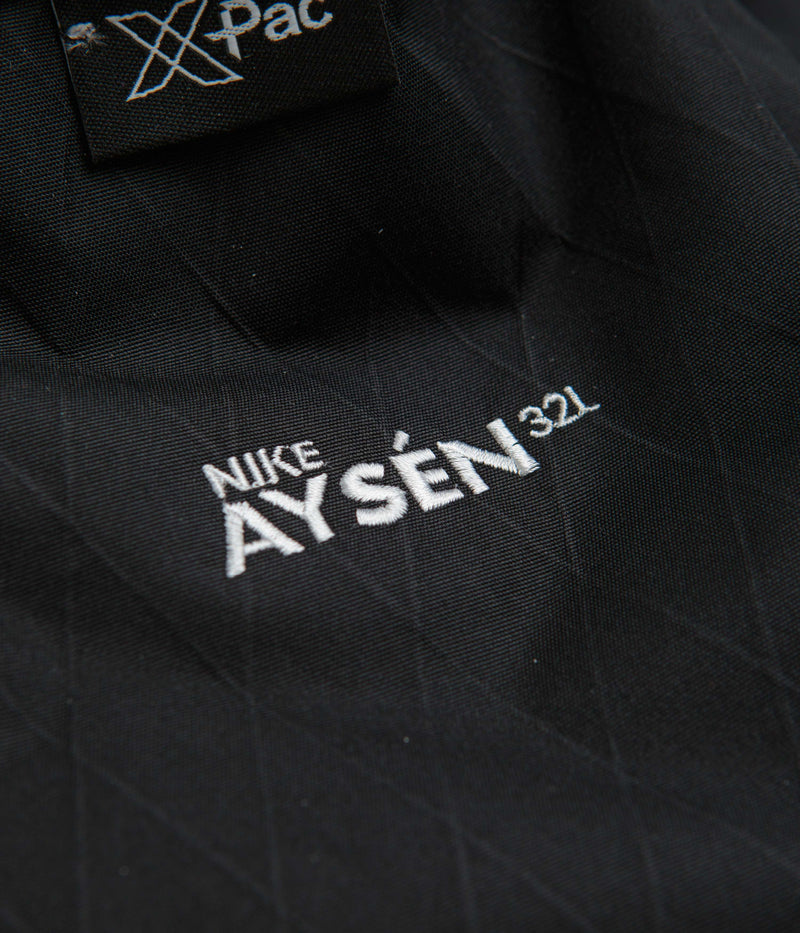 Nike ACG Aysen 32L Day Pack in Black and Cool Grey / White