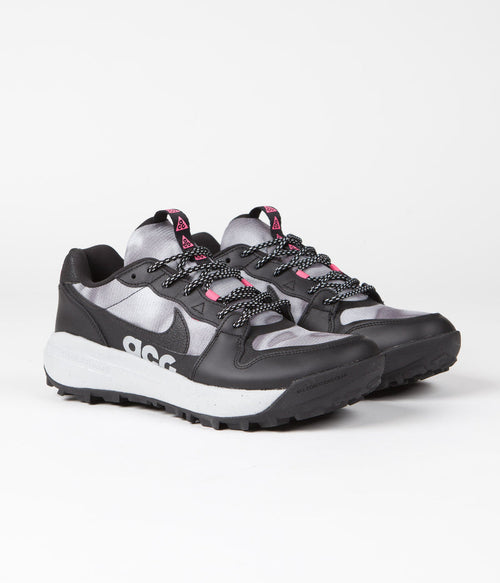 Nike ACG Lowcate SE Shoes in Black and Black and Hyper Pink - Wolf Grey