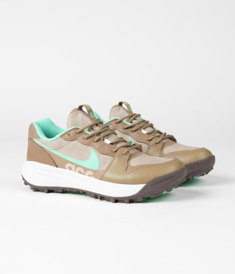 Nike ACG Lowcate Shoes in Limestone and Green Glow and Dark Driftwood - Sail