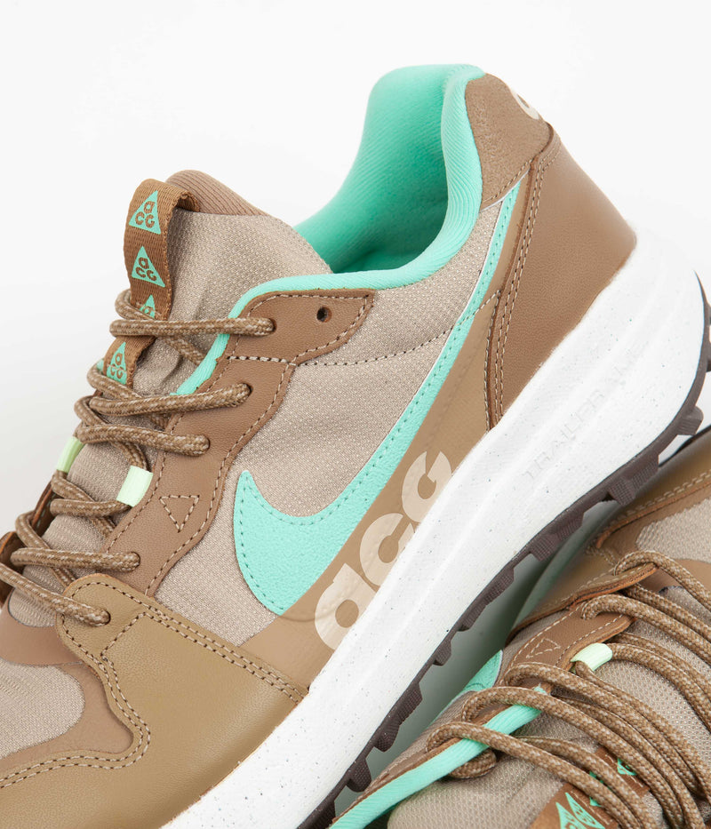 Nike ACG Lowcate Shoes in Limestone and Green Glow and Dark Driftwood - Sail