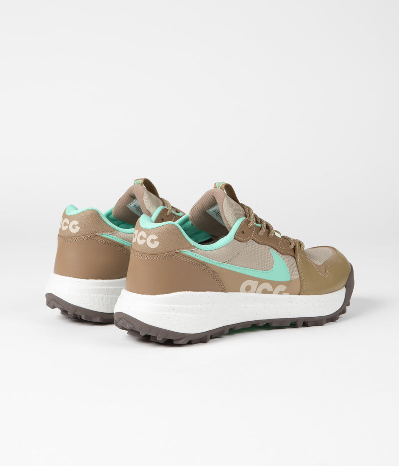 Nike ACG Lowcate Shoes in Limestone and Green Glow and Dark Driftwood - Sail