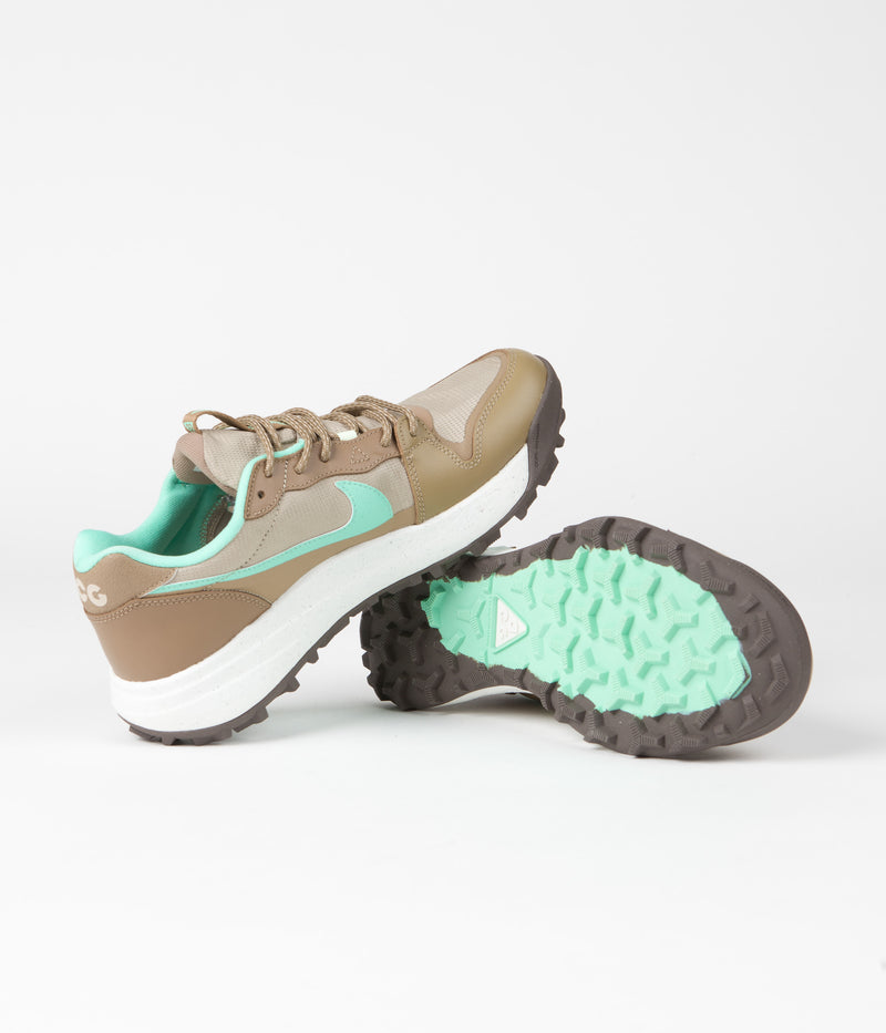Nike ACG Lowcate Shoes in Limestone and Green Glow and Dark Driftwood - Sail