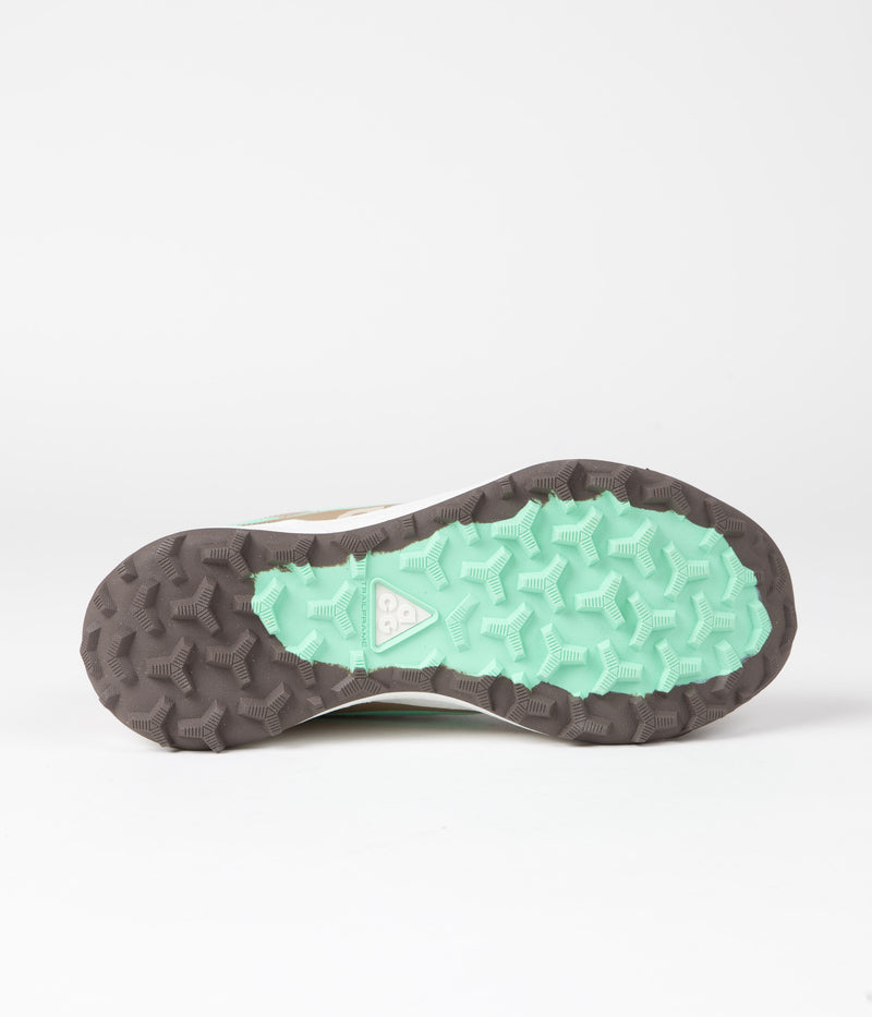 Nike ACG Lowcate Shoes in Limestone and Green Glow and Dark Driftwood - Sail
