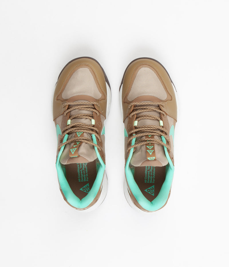 Nike ACG Lowcate Shoes in Limestone and Green Glow and Dark Driftwood - Sail