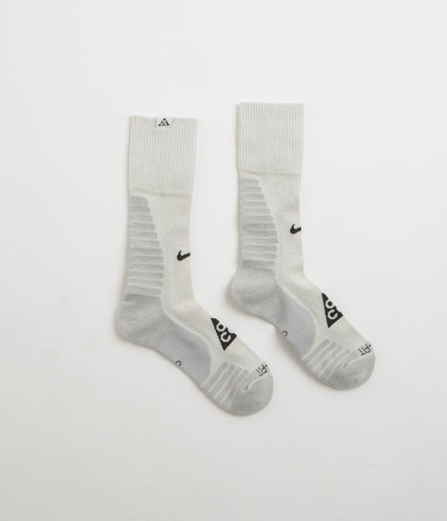 Nike ACG Outdoor Cushioned Crew Socks in Summit White and Light Smoke Grey
