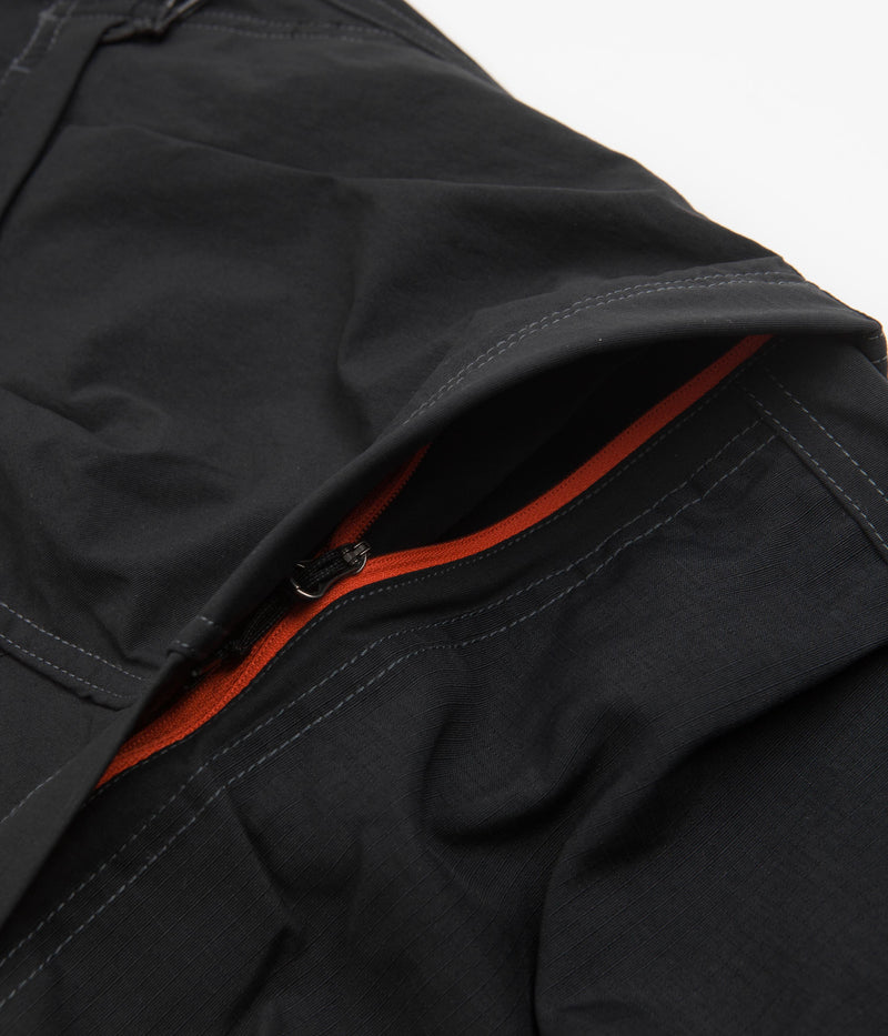 Nike ACG Smith Summit Cargo Pants in Black and Black / Black / Summit White