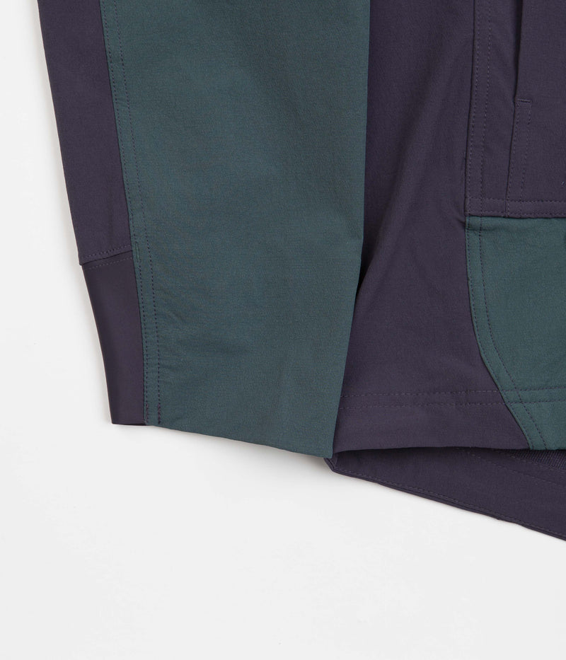 Nike ACG Sun Farer Jacket in Faded Spruce and Gridiron / Black / Summit White