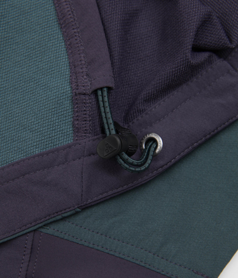 Nike ACG Sun Farer Jacket in Faded Spruce and Gridiron / Black / Summit White