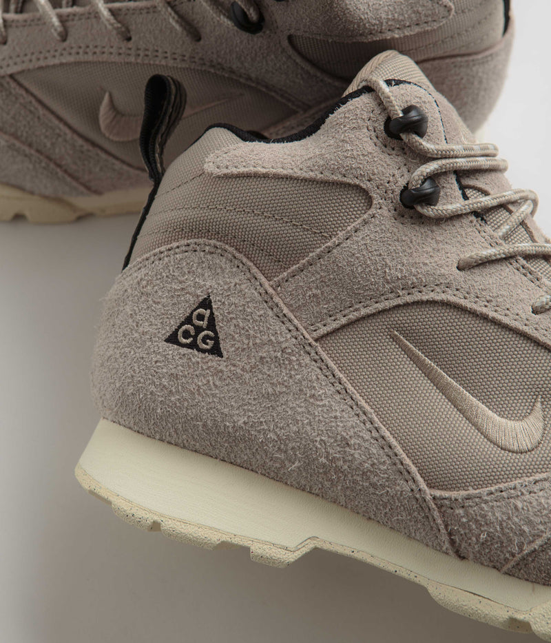 Nike ACG Torre Mid Waterproof Shoes in Khaki and Khaki and Coconut Milk - Black