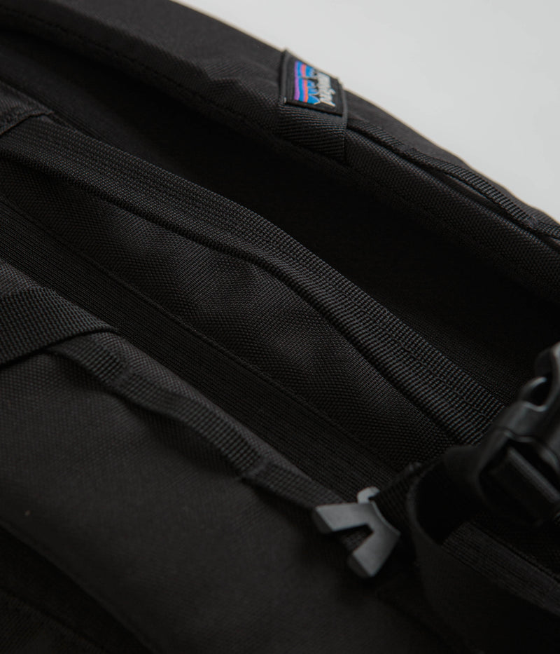 Patagonia Black Hole Backpack 25L in Black