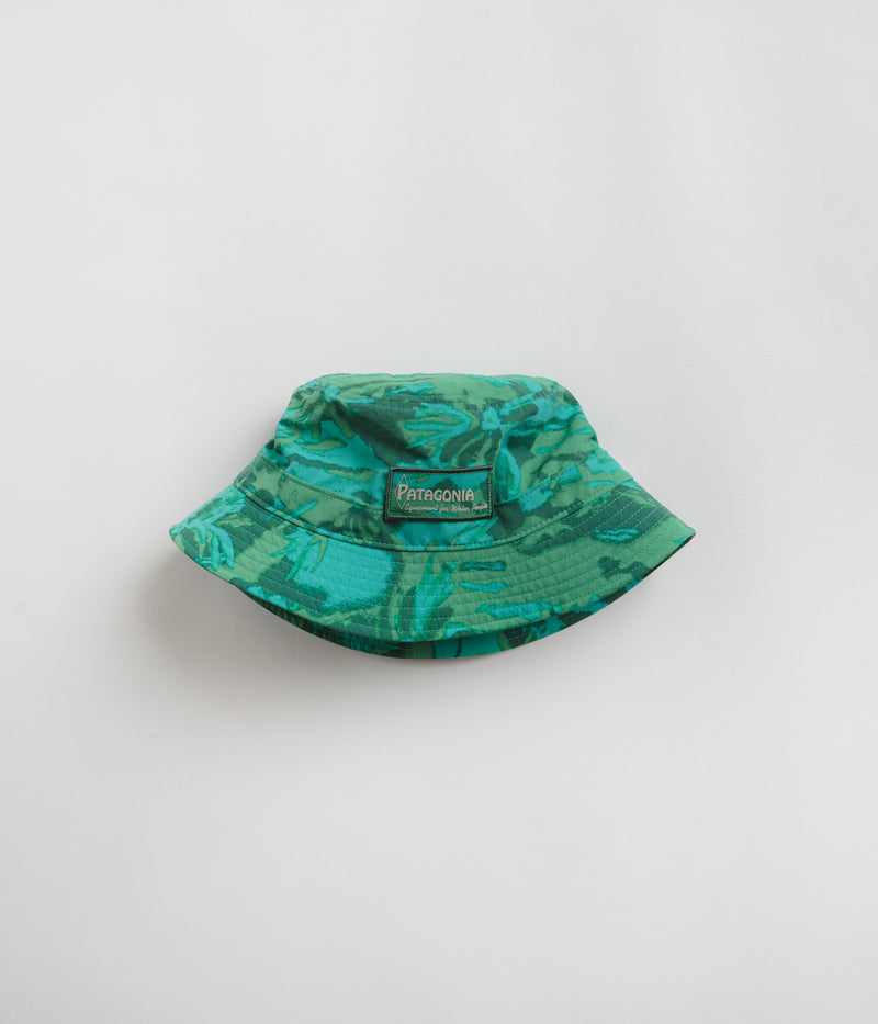 Patagonia Wavefarer Bucket Hat in Water People Banner: Cliffs and Waves Conifer Green