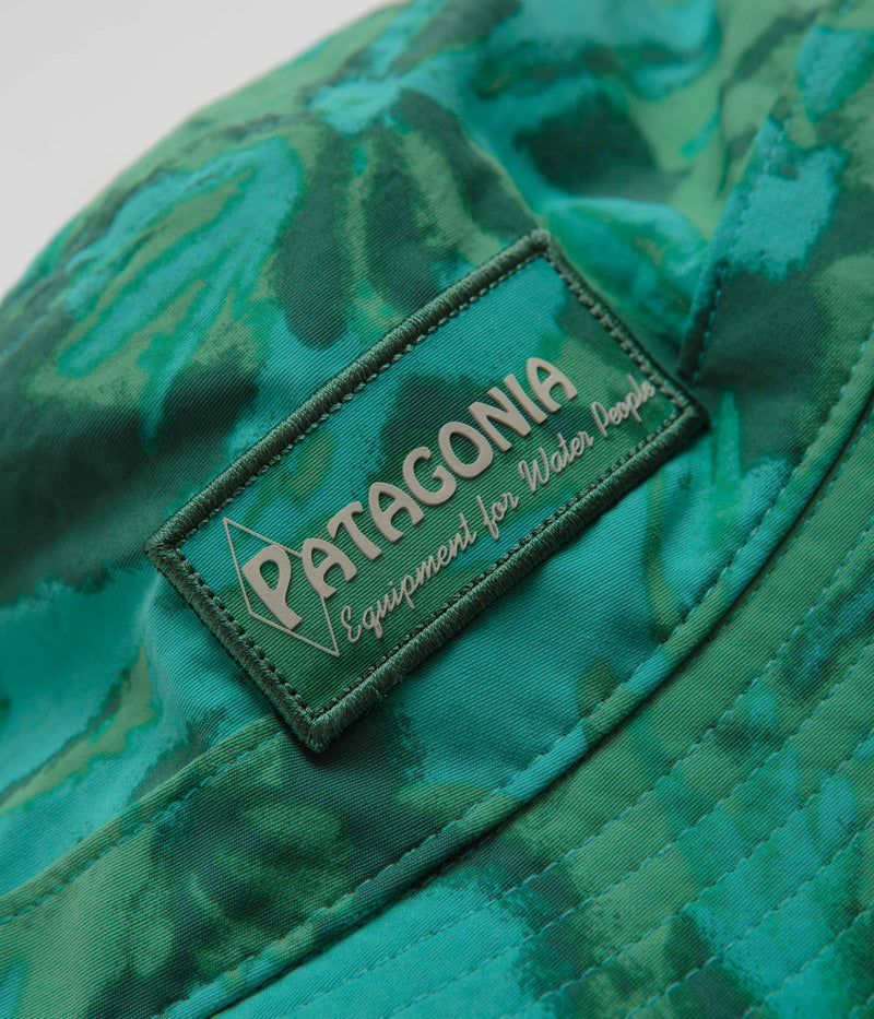 Patagonia Wavefarer Bucket Hat in Water People Banner: Cliffs and Waves Conifer Green