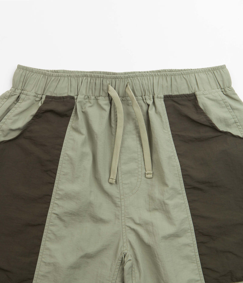 Quasi Solo Shorts in Moss