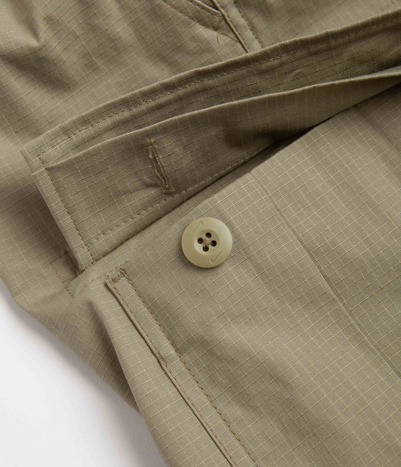 Nike SB Cargo Shorts in Neutral Olive and White