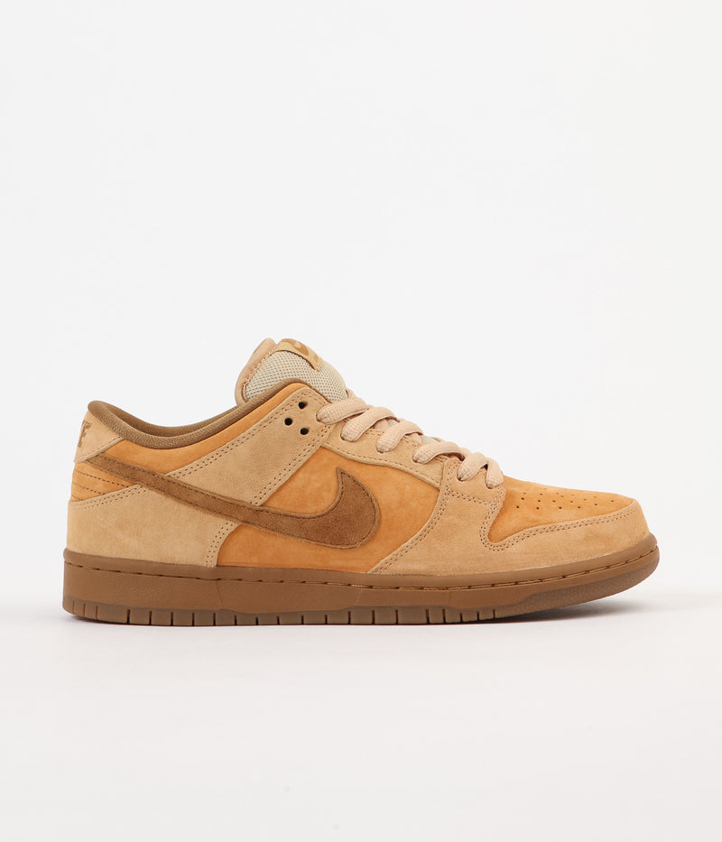 Nike SB Dunk Low Shoes in Dune and Twig and Wheat - Gum Medium Brown