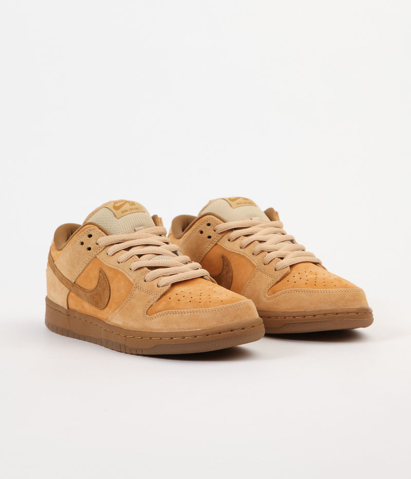 Nike SB Dunk Low Shoes in Dune and Twig and Wheat - Gum Medium Brown