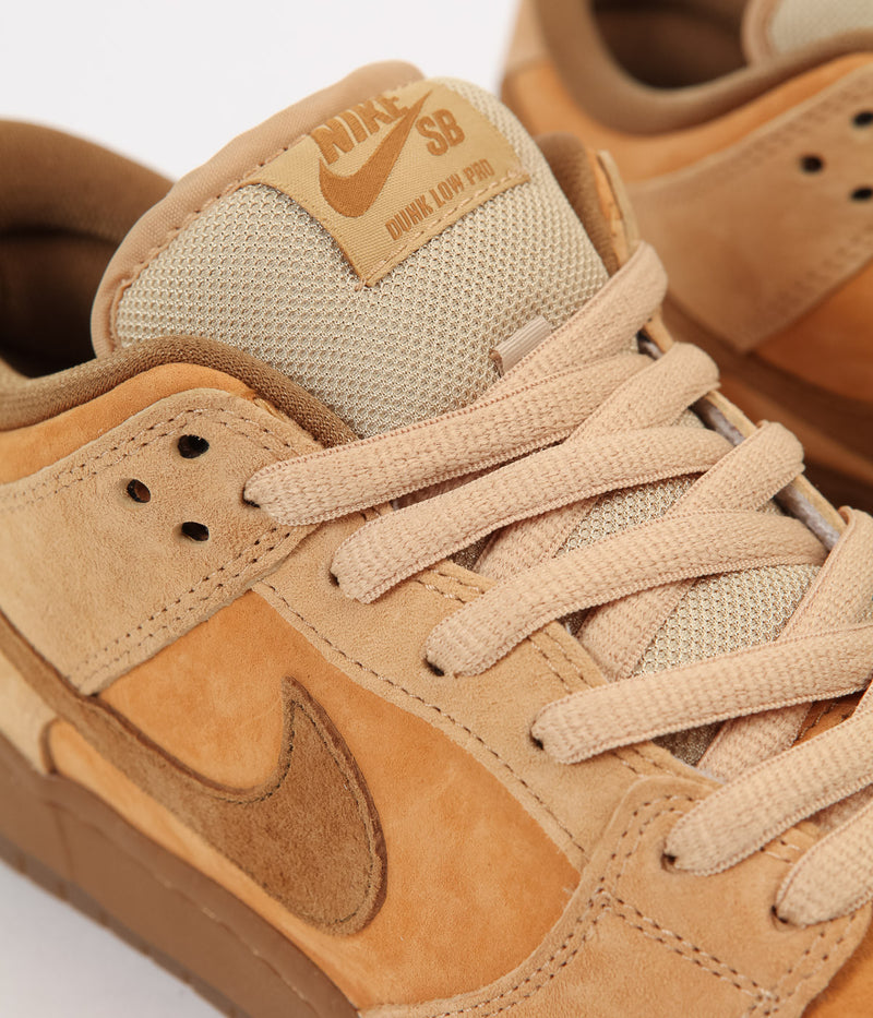 Nike SB Dunk Low Shoes in Dune and Twig and Wheat - Gum Medium Brown