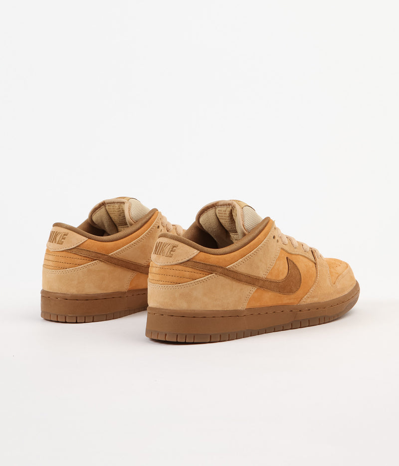 Nike SB Dunk Low Shoes in Dune and Twig and Wheat - Gum Medium Brown