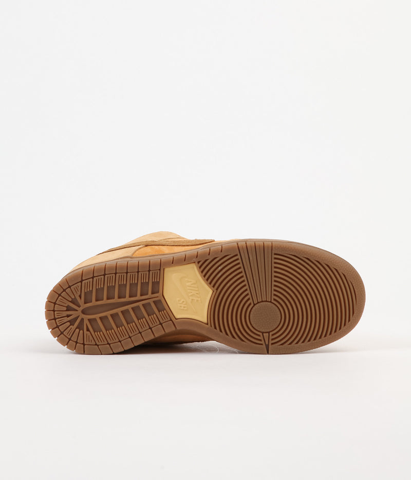 Nike SB Dunk Low Shoes in Dune and Twig and Wheat - Gum Medium Brown