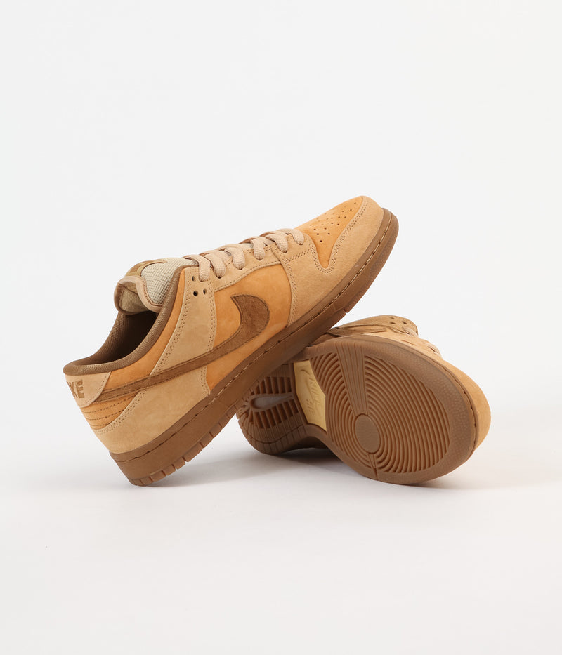 Nike SB Dunk Low Shoes in Dune and Twig and Wheat - Gum Medium Brown
