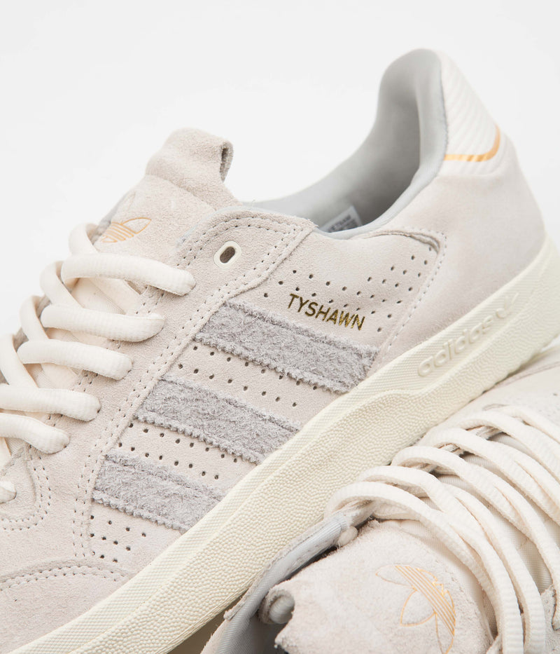 Adidas Tyshawn Low Shoes in Chalk White and Grey One / Cream White