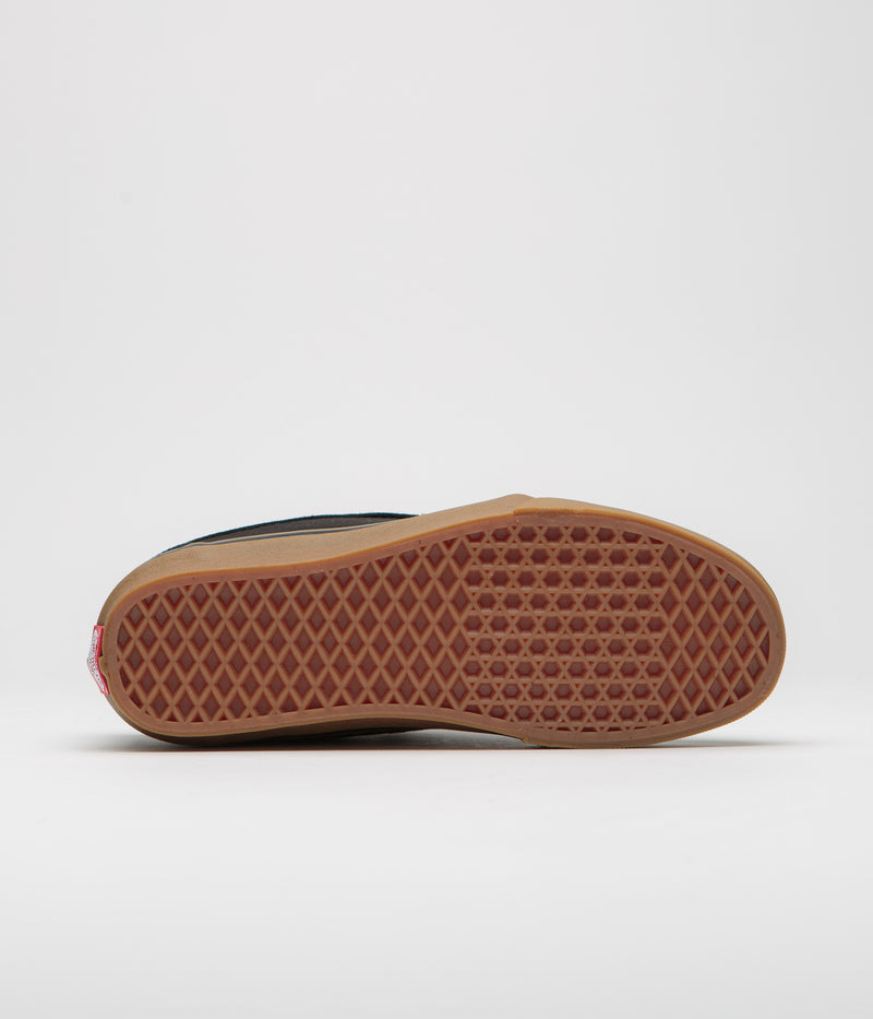 Vans Skate Chukka Low Shoes in Black and Black / Gum